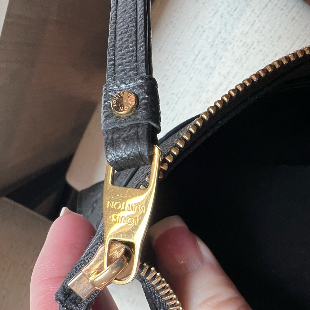 🩷🩷🩷 Louis Vuitton Black Monogram Wristlet-Melanie Pochette MM - Picture 15 of 16